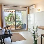 New! Sea View Studio - Beachfront Living In Cannes, Boulevard Du Midi - Nouveau! Studio Vue Mer, Face A La Plage, Les Pieds Dans L\'Eau
