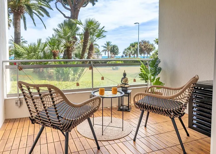 New! Sea View Studio - Beachfront Living In Cannes, Boulevard Du Midi - Nouveau! Studio Vue Mer, Face A La Plage, Les Pieds Dans L\'Eau