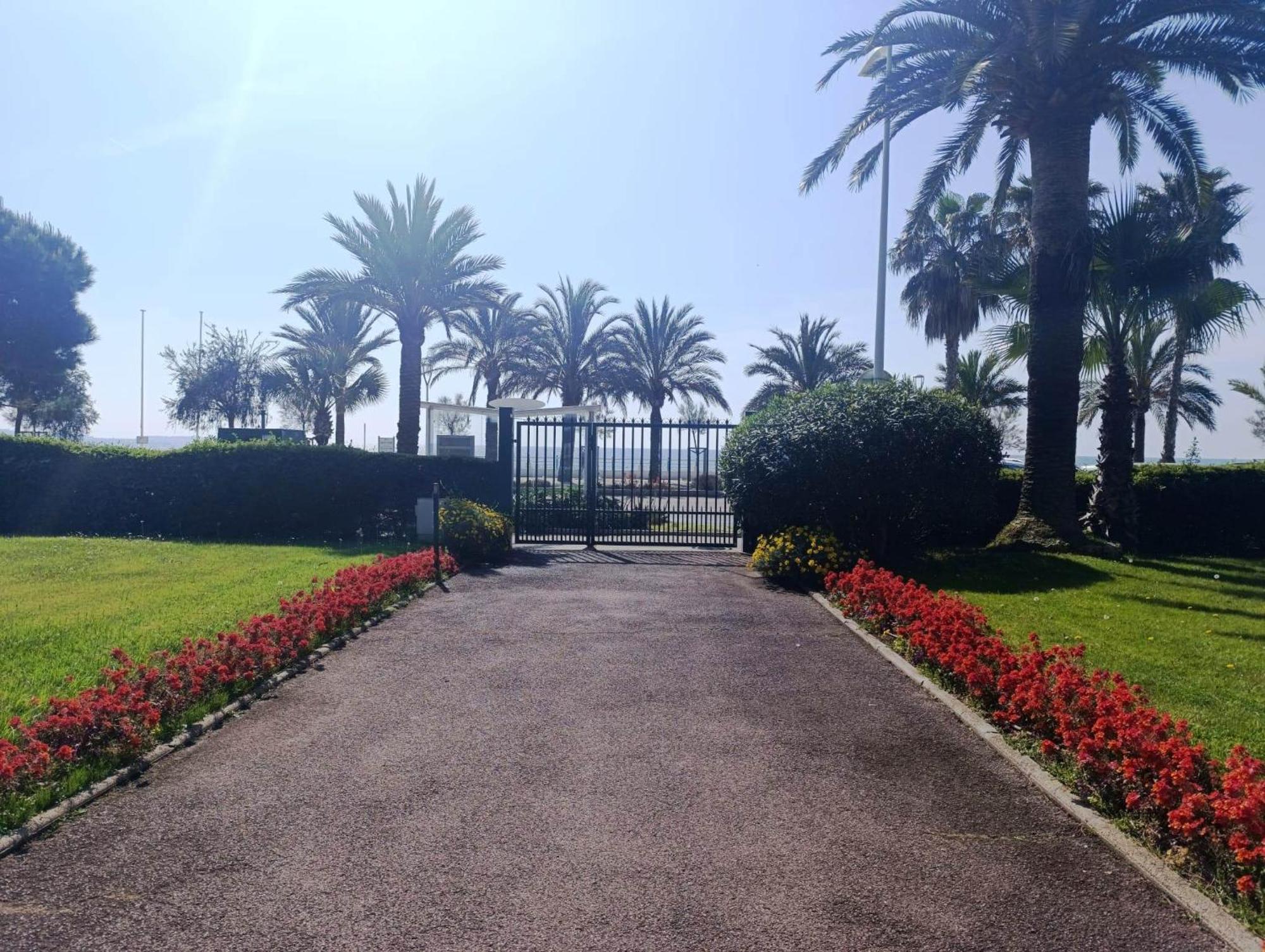 Apartment New! Sea View - Beachfront Living In Cannes, Boulevard Du Midi - Nouveau! Vue Mer, Face A La Plage, Les Pieds Dans L'eau