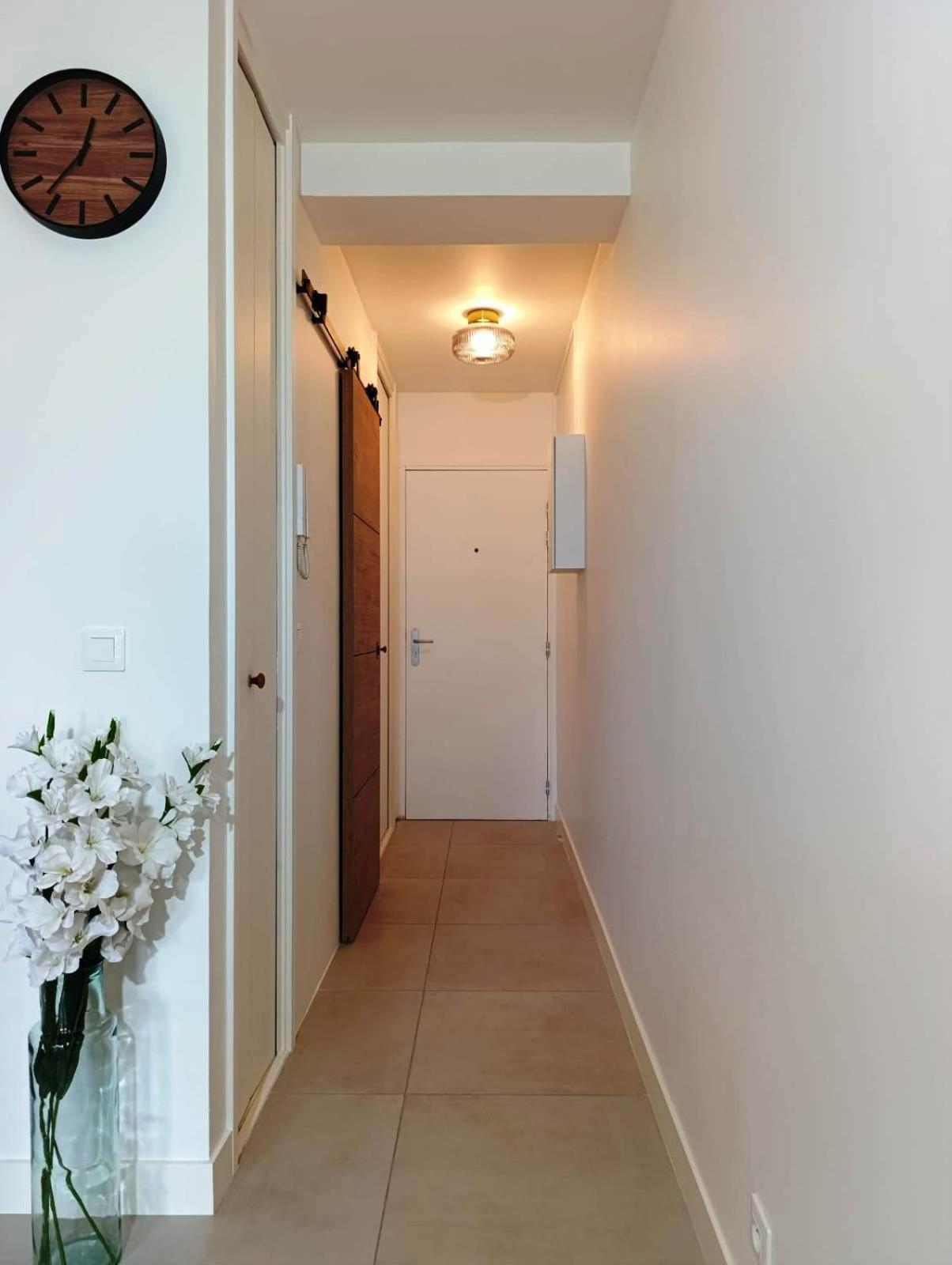 Apartment New! Sea View - Beachfront Living In Cannes, Boulevard Du Midi - Nouveau! Vue Mer, Face A La Plage, Les Pieds Dans L'eau *