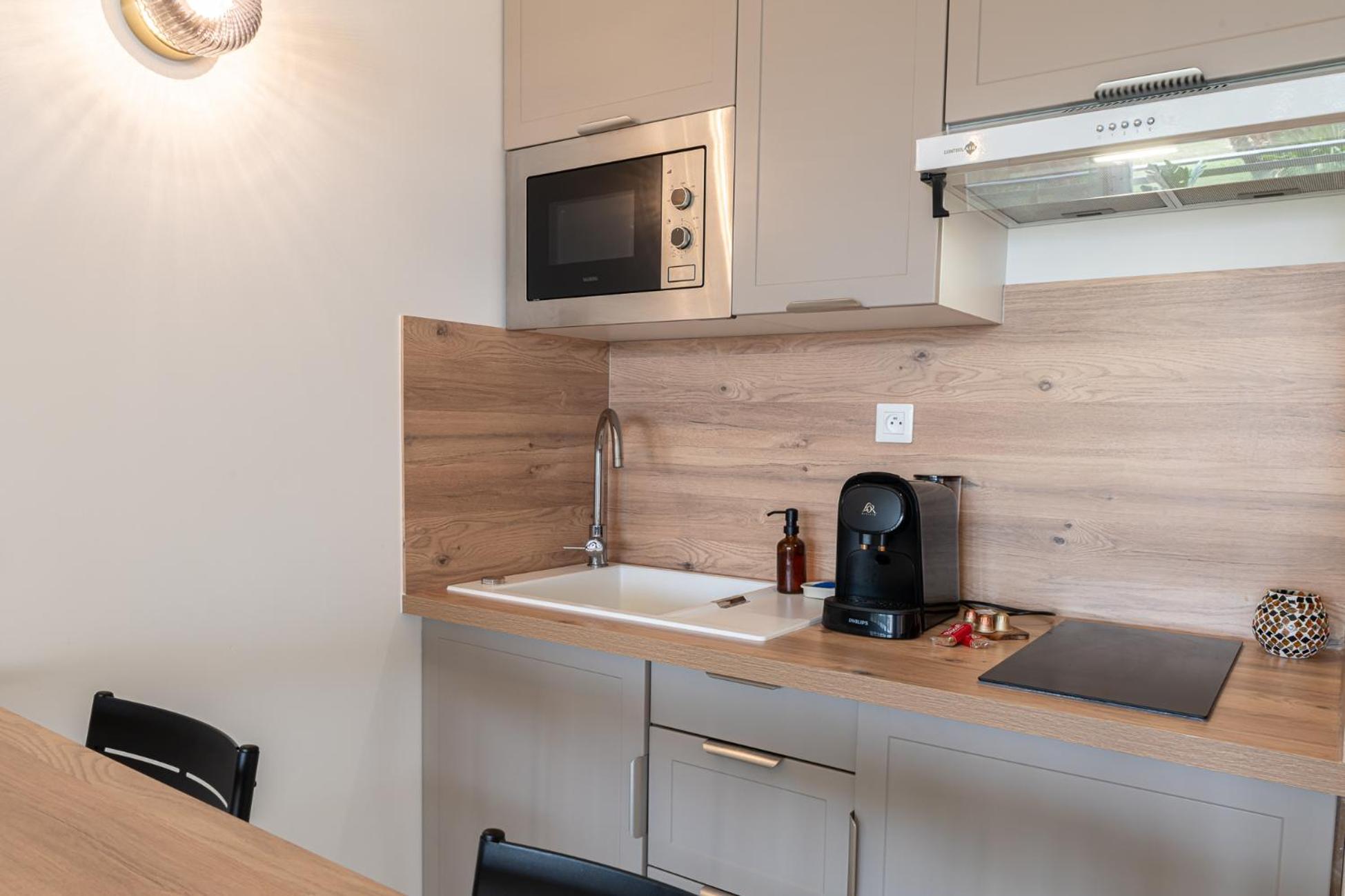 New! Sea View - Beachfront Living In Cannes, Boulevard Du Midi - Nouveau! Vue Mer, Face A La Plage, Les Pieds Dans L'eau Apartment *