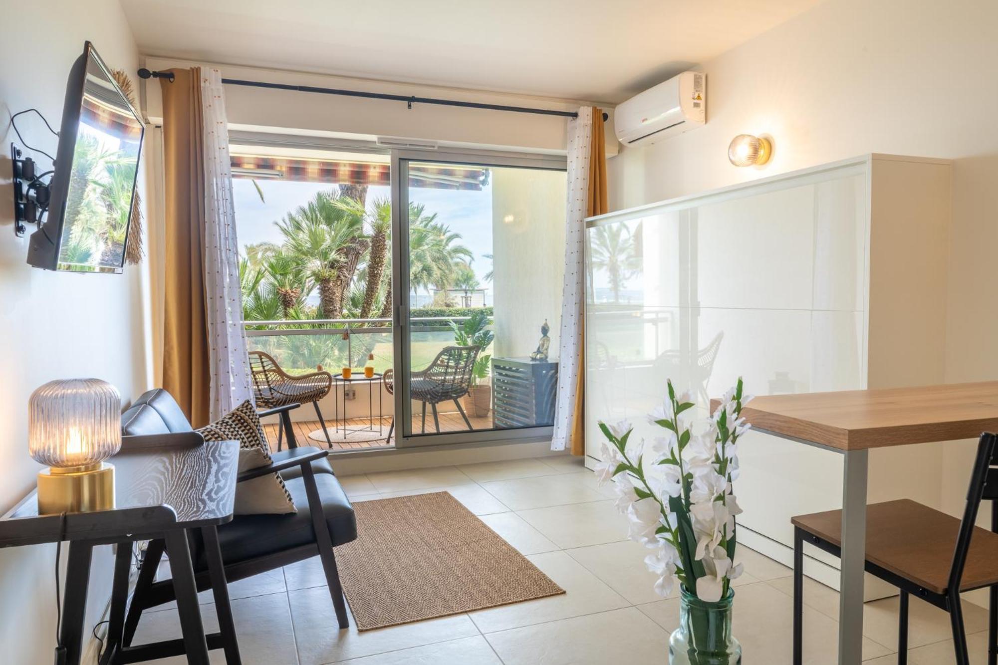 Apartment New! Sea View - Beachfront Living In Cannes, Boulevard Du Midi - Nouveau! Vue Mer, Face A La Plage, Les Pieds Dans L'eau *