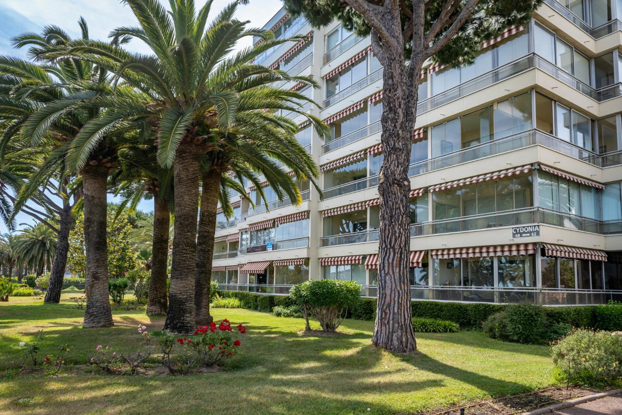 New! Sea View - Beachfront Living In Cannes, Boulevard Du Midi - Nouveau! Vue Mer, Face A La Plage, Les Pieds Dans L'eau * Cannes