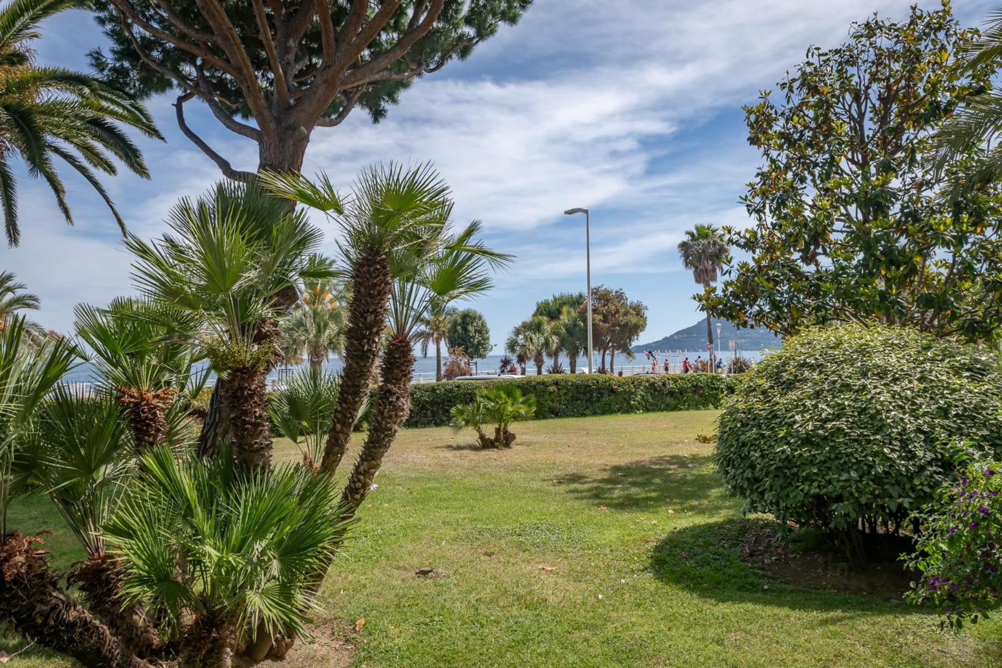 New! Sea View - Beachfront Living In Cannes, Boulevard Du Midi - Nouveau! Vue Mer, Face A La Plage, Les Pieds Dans L'eau Apartment