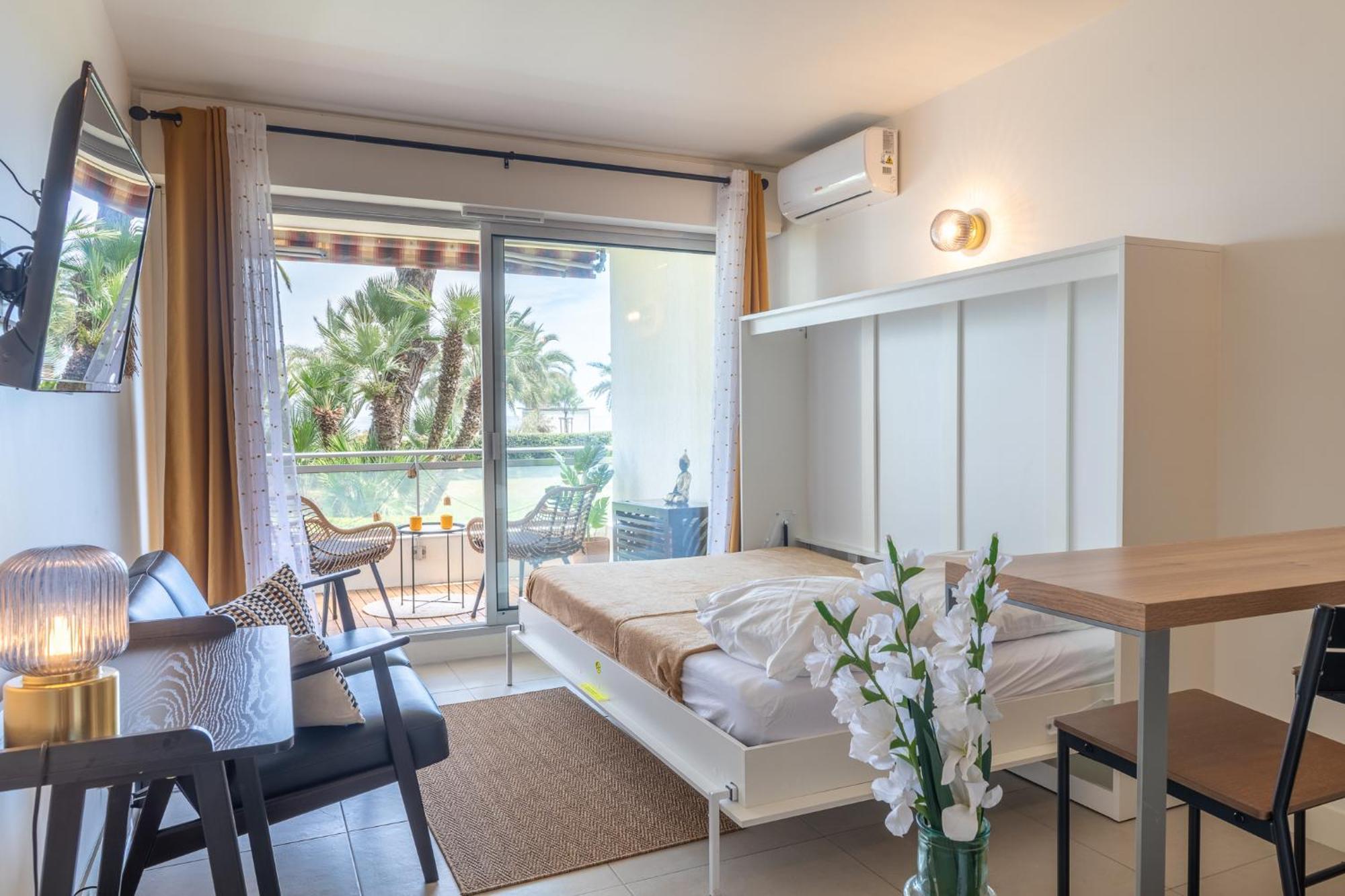 New! Sea View - Beachfront Living In Cannes, Boulevard Du Midi - Nouveau! Vue Mer, Face A La Plage, Les Pieds Dans L'eau Apartment Cannes