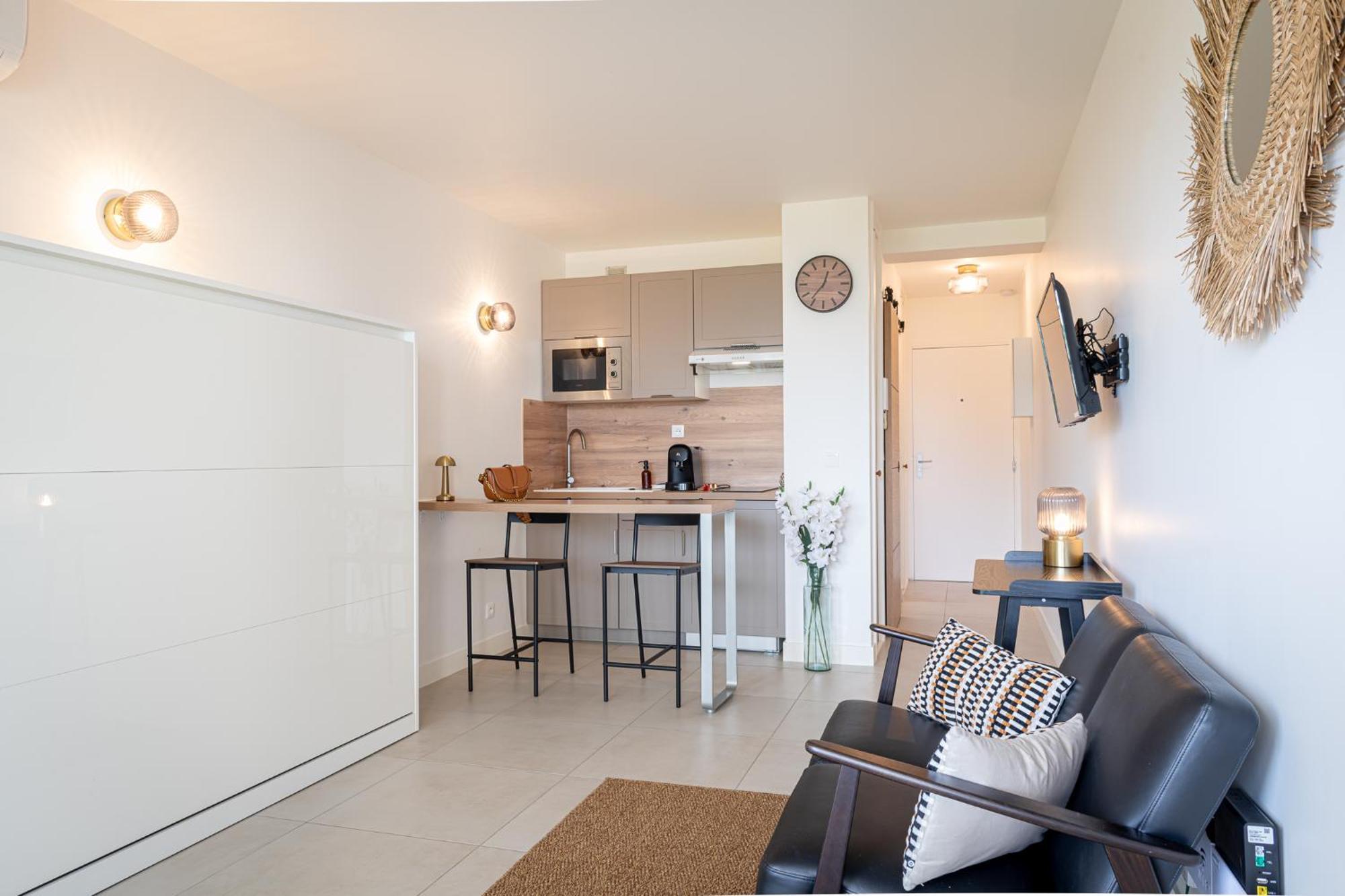 New! Sea View - Beachfront Living In Cannes, Boulevard Du Midi - Nouveau! Vue Mer, Face A La Plage, Les Pieds Dans L'eau Apartment Cannes
